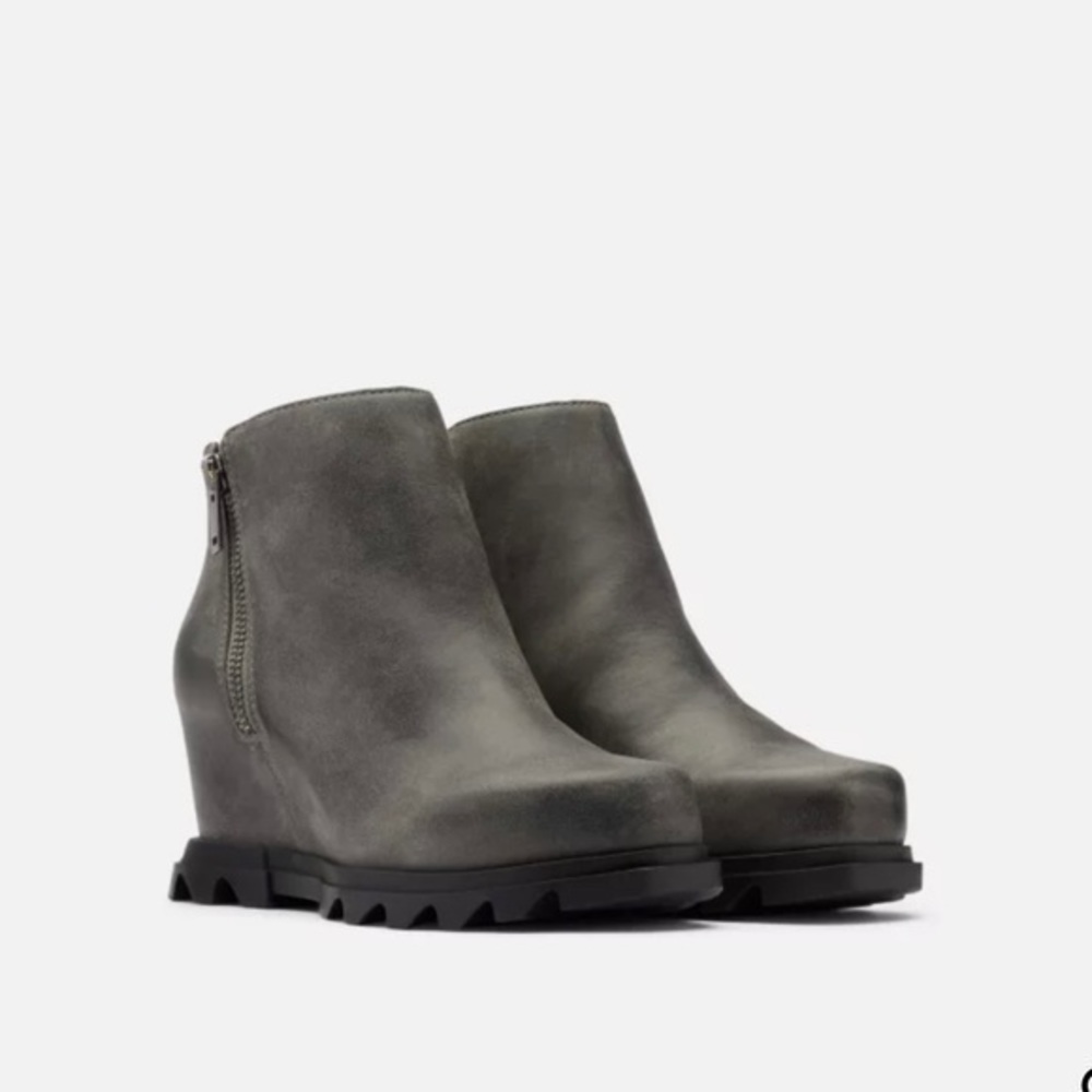 New WOMEN'S JOAN OF ARCTIC™ WEDGE III ZIP BOOTIE size 6